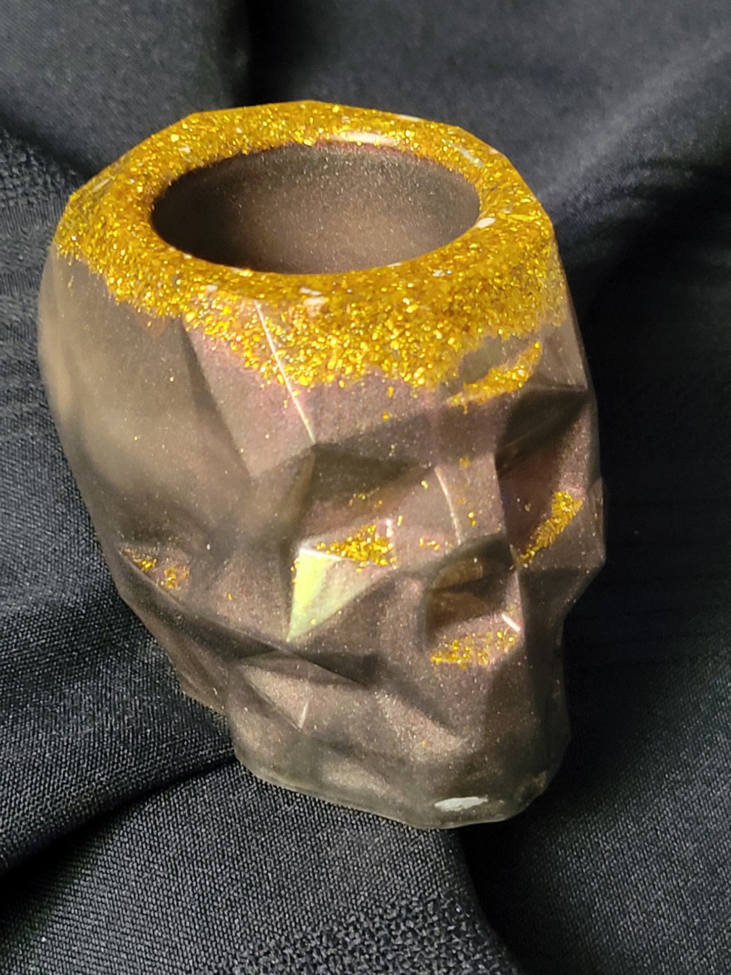 Skull pot a crayon